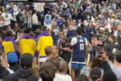 恩怨不少！終場后，華子帶頭來到湖人替補堆，雙方輕微爭吵