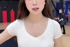 黑絲包臀裙！你說擺拍吧，她又有點東西