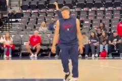 你得支棱起來啊！賽前熱身展現(xiàn)絕佳球感的博格丹！