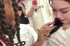 關鍵這簽名的位置？羅斯給國產卡戴珊肘姐衣服上簽名~