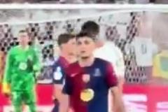 你倆也打了！？哈維和貝林厄姆現場頂牛沖突，兩人互相脖子