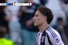 不應(yīng)該！伊爾迪茲肘擊對手被出示直紅罰下！