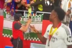 巴薩球迷向維尼修斯比了個哭哭手勢，維尼修斯自己都繃不住了