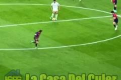 庫巴西這一攔截直接讓貝林厄姆抱頭，隨后巴薩進球了