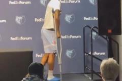 槍王下賽季見！莫蘭特拄拐參加灰熊賽季總結發布會