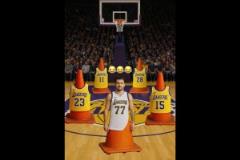 防不動了！美媒惡搞：第四節愛德華茲眼里的湖人隊