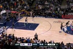 很危險！詹姆斯倒地拼搶壓到愛德華茲腿部，華子倒地表情痛苦