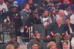 自己買票嗎？被拍到到快船主場觀看G4的曼恩！真的愛過！