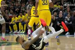 不要啊利拉德無對抗受傷??手捂跟腱表情痛苦，本場不會回歸