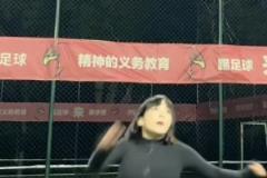 離譜！中乙賽場(chǎng)球童翻過(guò)廣告牌進(jìn)場(chǎng)躺下，客隊(duì)：NM有這樣玩的啊