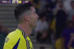 回憶殺來了！C羅進球后，再次坐在了廣告牌上！