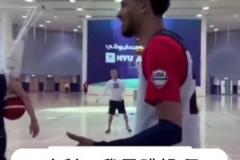 兩個新生代頂流！名場面：笑哭！華子模仿哈里伯頓投籃！
