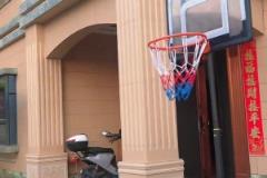 居然有1米79？！賽季結束的徐杰在老家豪宅大院子里1v1娃