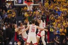 防守大閘！卡魯索：G3半場落后26分，我在更衣室里鼓勵(lì)隊(duì)友們！