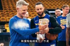 庫里今天又獲獎了！這個獎，他從未得過，卻早該他得…