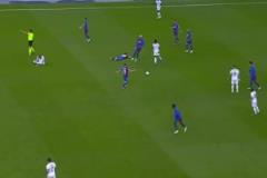 這年輕人！17歲時的加維pk典禮中場