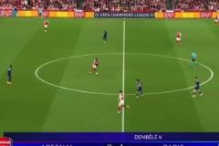 教科書般的操作！斯凱利完美扛人轉身送直塞，你敢信他18歲？