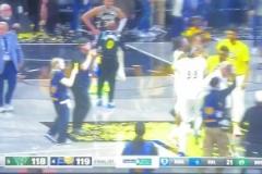 說啥了？哈利伯頓父親賽后主動走向字母哥 后者聽完一臉懵