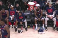 投降了！最后2分鐘，快船撤下全部主力，哈登和小卡等人在板凳席眼神呆滯