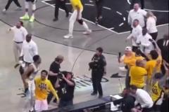 難怪會爆發沖突！哈利伯頓父親賽后拿著毛巾嘲諷字母哥，后者不爽！