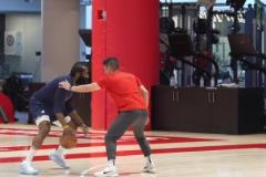 哈登昨日訓練大量練習中距離投籃跟拋投