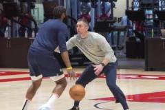 提前適應強度？登哥加練了突破跳投 訓練師每一秒都在犯規(guī)