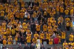 哈利伯頓賽后跳上技術臺這一幕，像極了當年科比第5冠的那一幕！