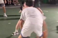 身材爆炸的小姐姐竟然是防守悍將，根本過不去