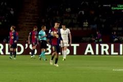 國米打入第三個進球后，佩德里拿球奔向中圈激勵隊友