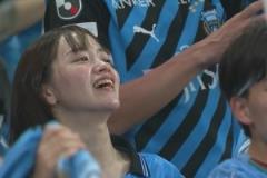 靚麗風(fēng)景線！川崎前鋒取得進球！看臺美女球迷揮舞圍巾慶祝！