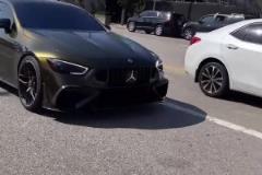 布朗尼開車抵達球館 球迷在路邊為他加油