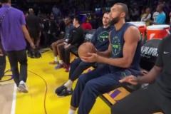 這么絲滑？戈貝爾坐在替補席上投籃空心命中