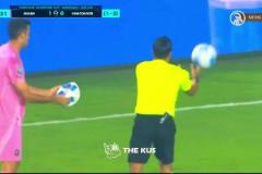 笑死！球被踢爆了，布斯克茨一臉無語地把球拿給裁判