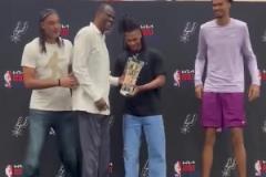 排面拉滿！上將、鄧肯、文班到場為卡斯爾頒發最佳新秀獎杯