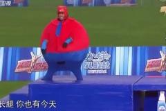 卡卡，這是我男神卡卡！踢了一輩子球最后被中國明星用球踢了