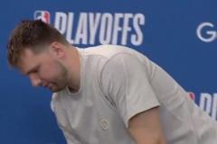 看來是真傷了！東契奇賽后結束發布會，起身的時候有點困難