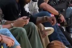 看球也閑不住！歐文坐在觀眾席秀了一波單指運球