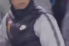 吹不了頭發了！律師談李鐵服刑后生活：能踢球，需剃平頭或光頭