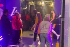 被首輪淘汰！詹嫂賽后在通道等待，安慰心碎的老公與兒子