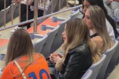 泰山外援太太團現身濟南奧體中心，令中超“齊魯德比”增色不少