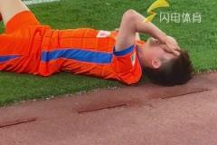 王彤傷退，李霄鵬、蒿俊閔送上安慰和鼓勵，希望無大礙