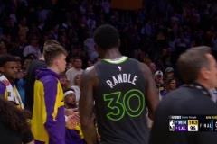 再一次倒在首輪！詹姆斯賽后留在場內，與森林狼球員一一擁抱