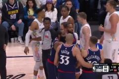 博格丹和威少沖突 哈登過來把隊友給推開了