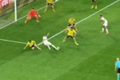 這球姆巴佩都準(zhǔn)備慶祝了！橫梁：不好意思，你等一下！