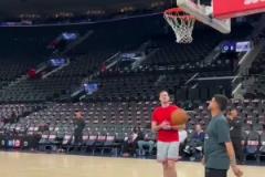 看小卡賽前熱身的背打中投，感覺好輕松啊！