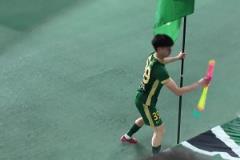 玩心大起！王鈺棟狀態太熱了，被球迷潑水降溫