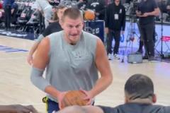 省點體力吧約基奇用一記雙手暴扣結束了賽前熱身