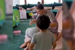 C羅當年緊緊抱住女友屁股讓孩子們推開