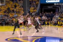 各種神仙球都來啊！吉米-巴特勒最后一秒隨手一丟打進壓哨球