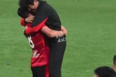 拿下榜首大戰(zhàn)，贏球后隊(duì)長(zhǎng)周定洋和主教練徐正源激情慶祝!